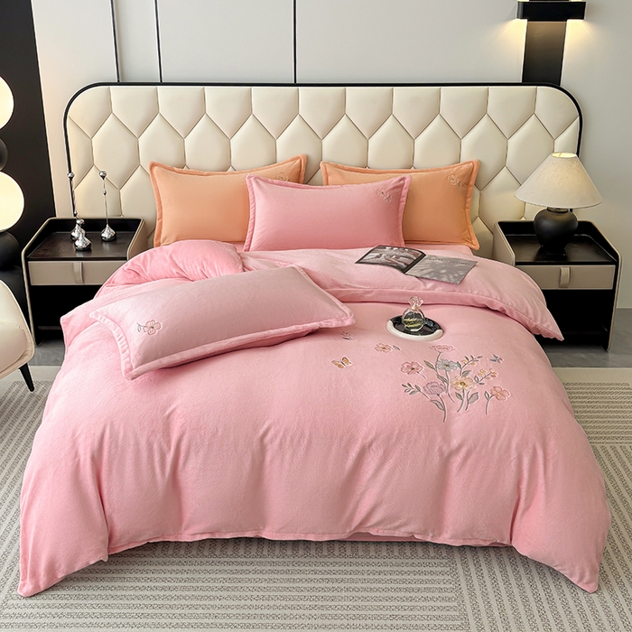 91家纺网 家纺一手货源 找家纺 织雅漫 2025新款牛奶绒绣花四件套 桃粉