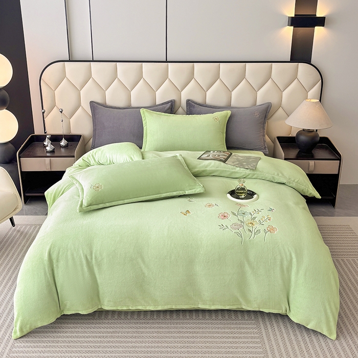 91家纺网 家纺一手货源 找家纺 织雅漫 2025新款牛奶绒绣花四件套 豆绿