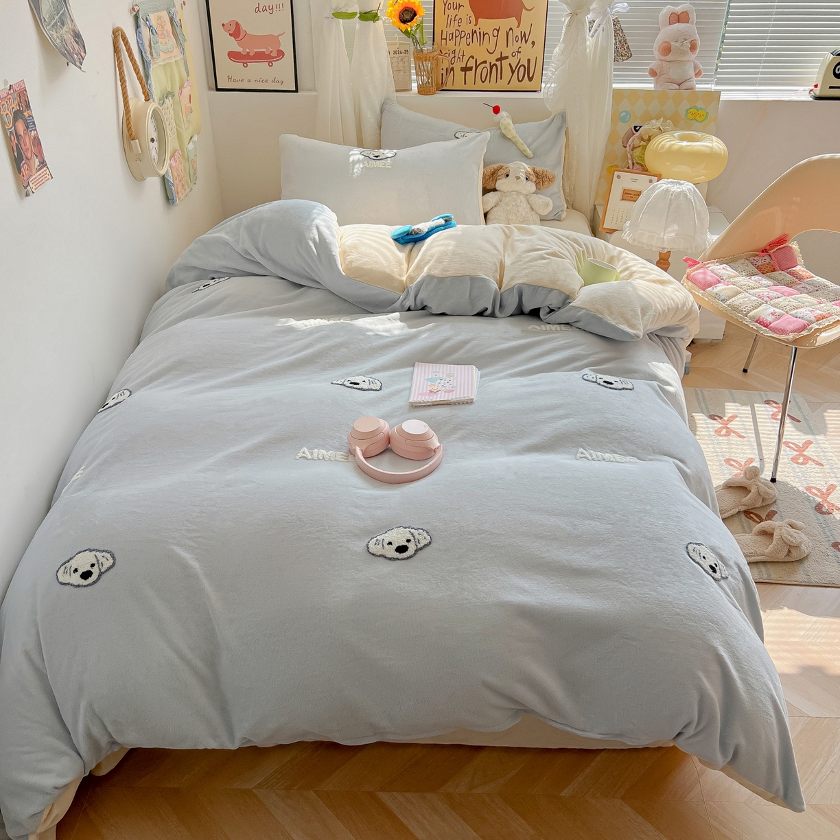 91家纺网 家纺一手货源 找家纺 韩都家居 2025新款牛奶绒毛巾绣四件套-系列一 欢乐狗