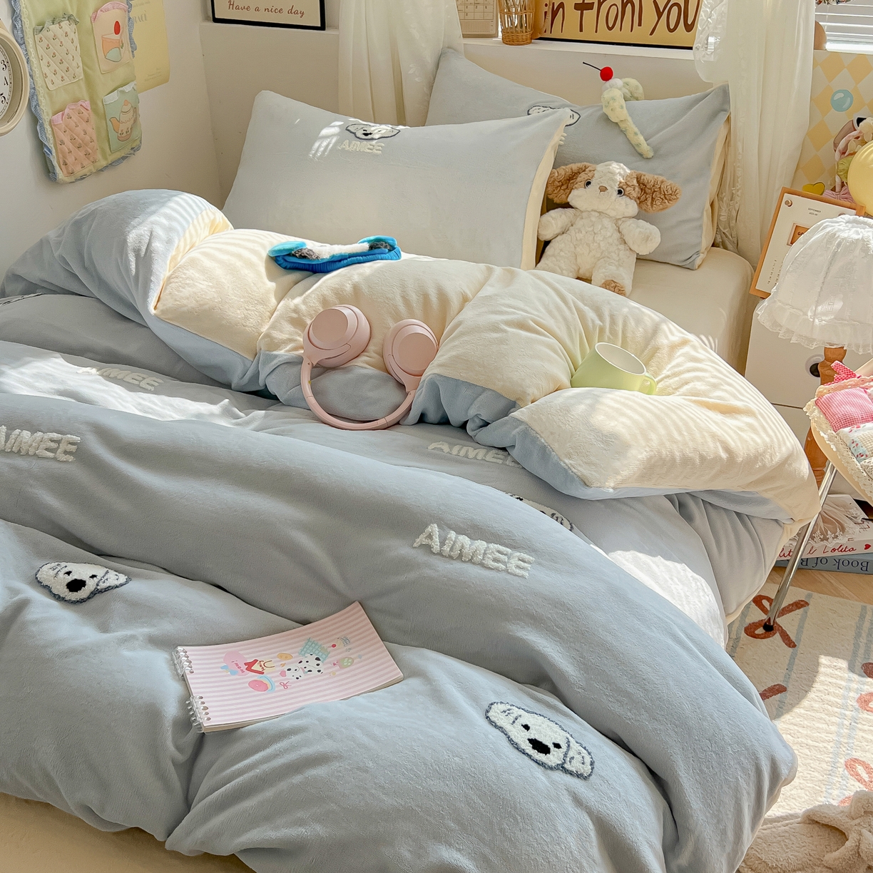 91家纺网 家纺一手货源 找家纺 韩都家居 2025新款牛奶绒毛巾绣四件套-系列一 欢乐狗