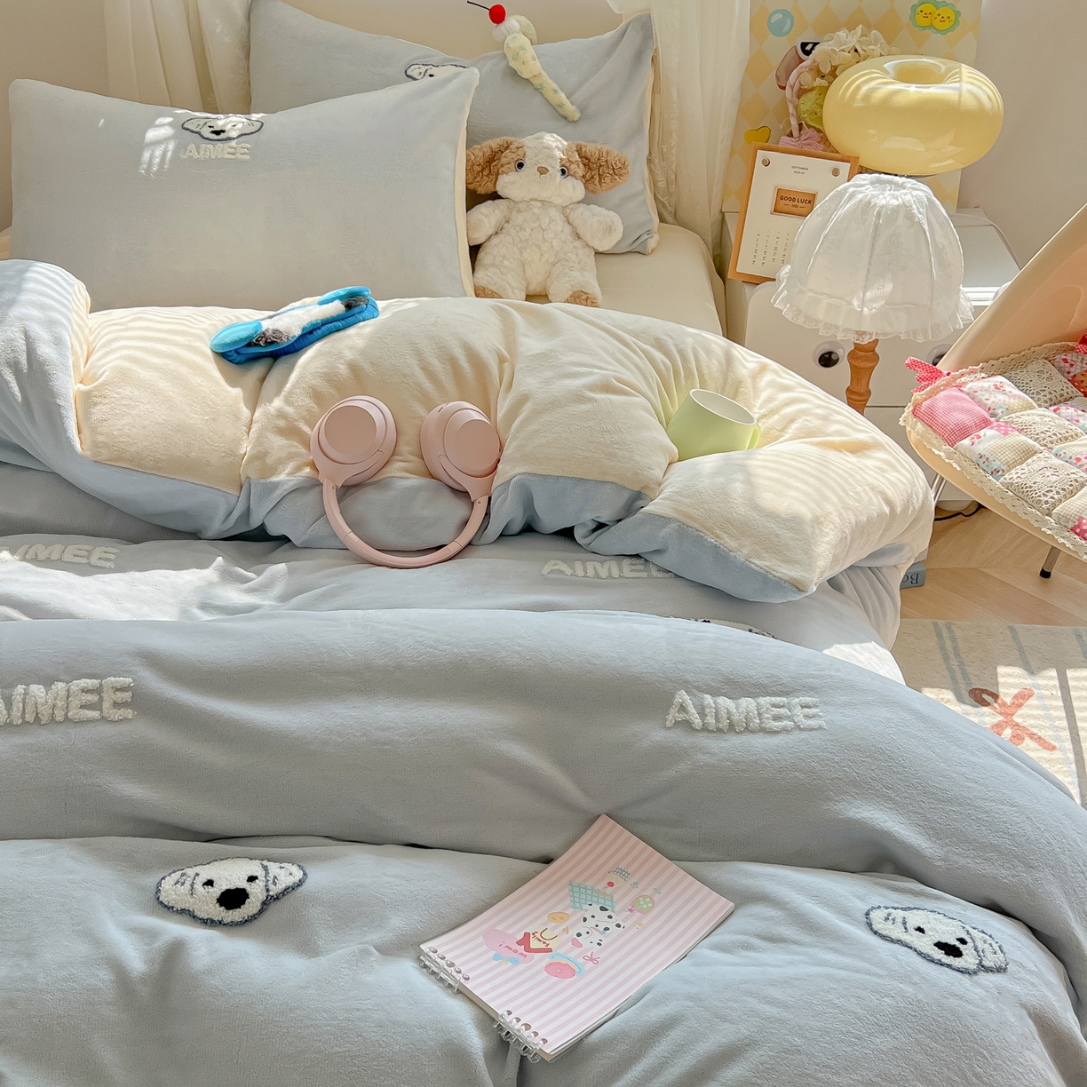 91家纺网 家纺一手货源 找家纺 韩都家居 2025新款牛奶绒毛巾绣四件套-系列一 欢乐狗