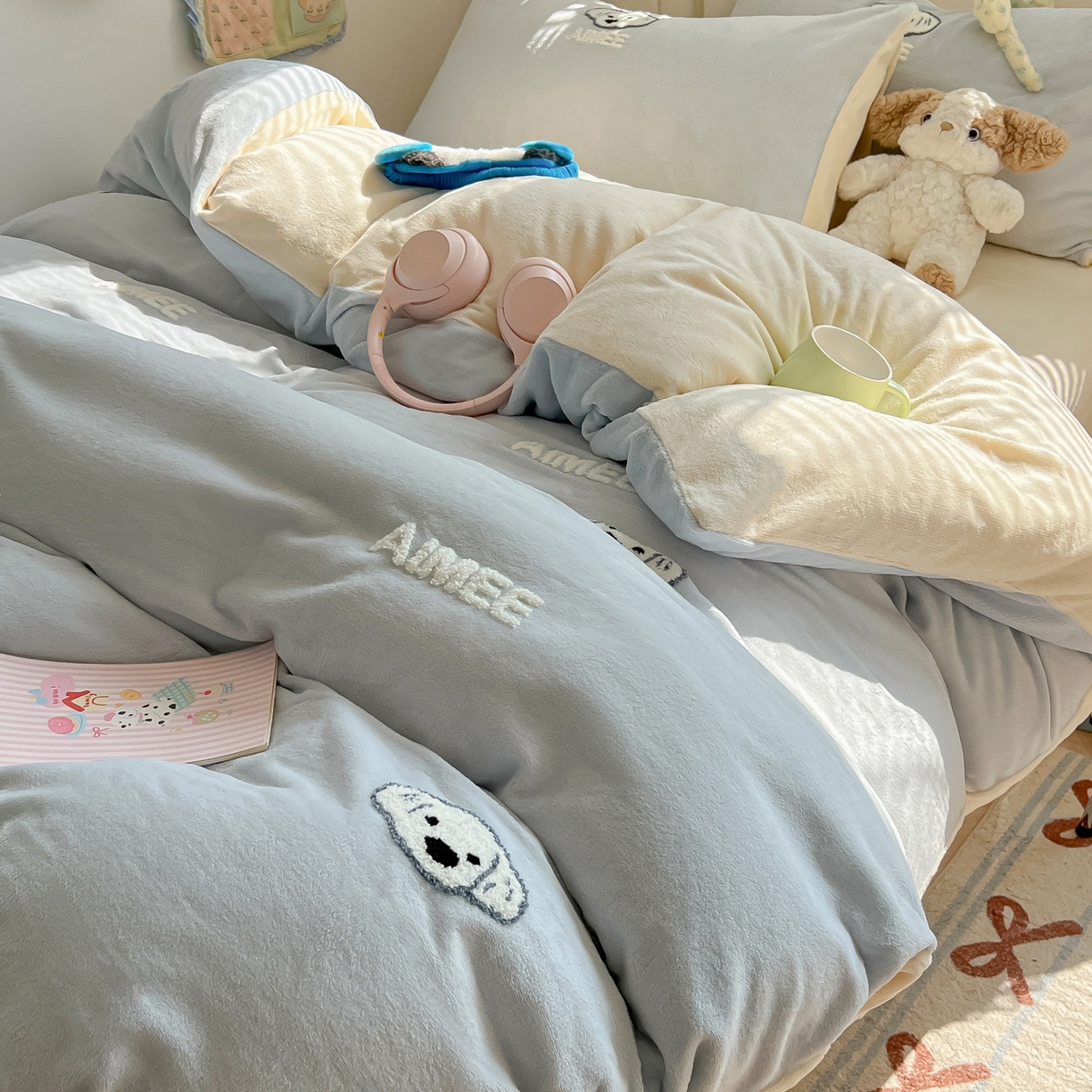 91家纺网 家纺一手货源 找家纺 韩都家居 2025新款牛奶绒毛巾绣四件套-系列一 欢乐狗