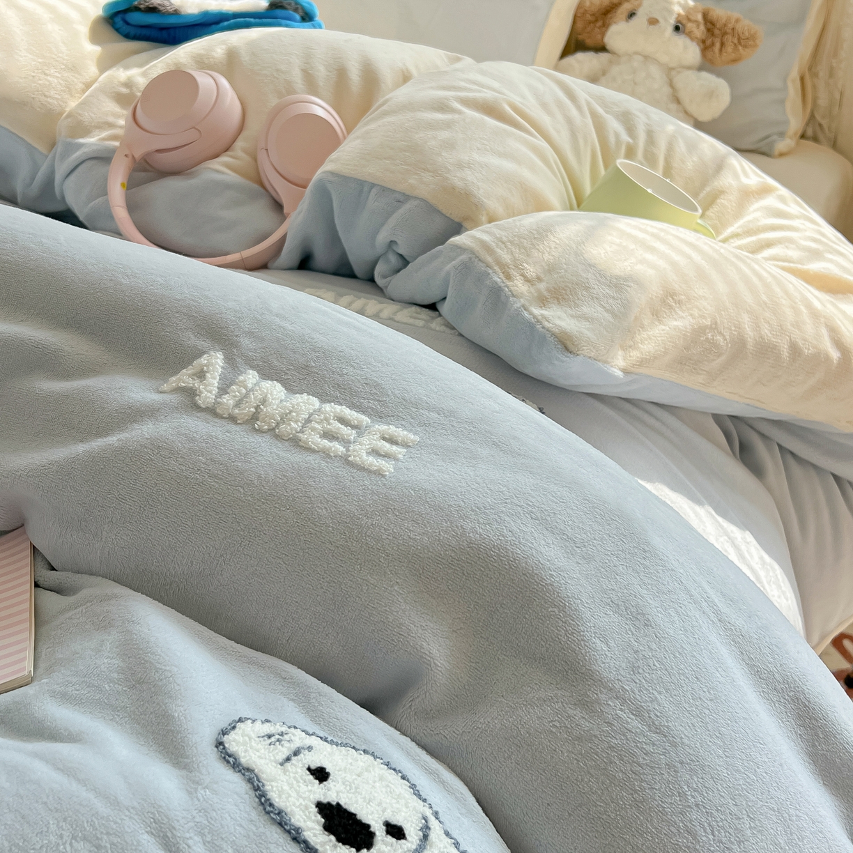 91家纺网 家纺一手货源 找家纺 韩都家居 2025新款牛奶绒毛巾绣四件套-系列一 欢乐狗