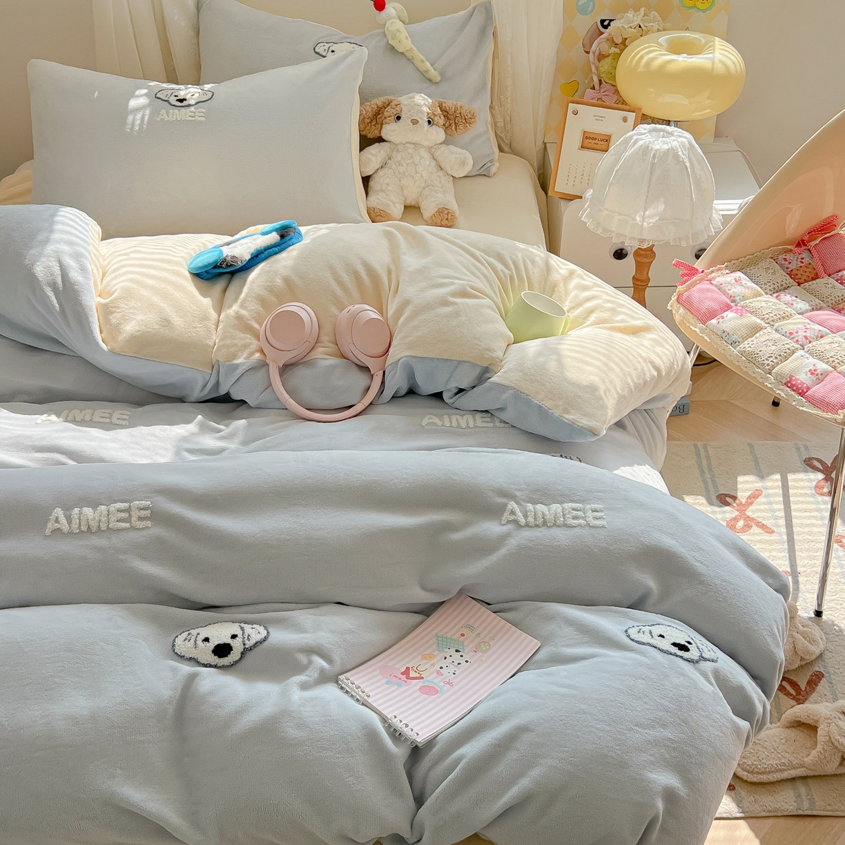 91家纺网 家纺一手货源 找家纺 韩都家居 2025新款牛奶绒毛巾绣四件套-系列一 欢乐狗