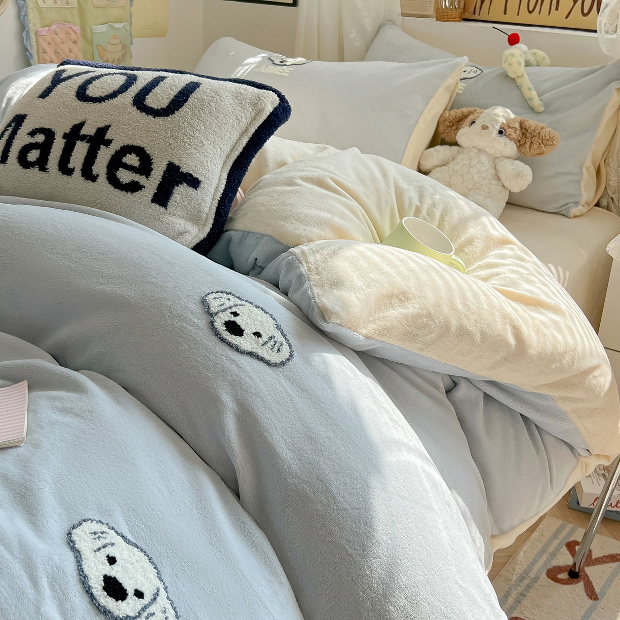 91家纺网 家纺一手货源 找家纺 韩都家居 2025新款牛奶绒毛巾绣四件套-系列一 欢乐狗