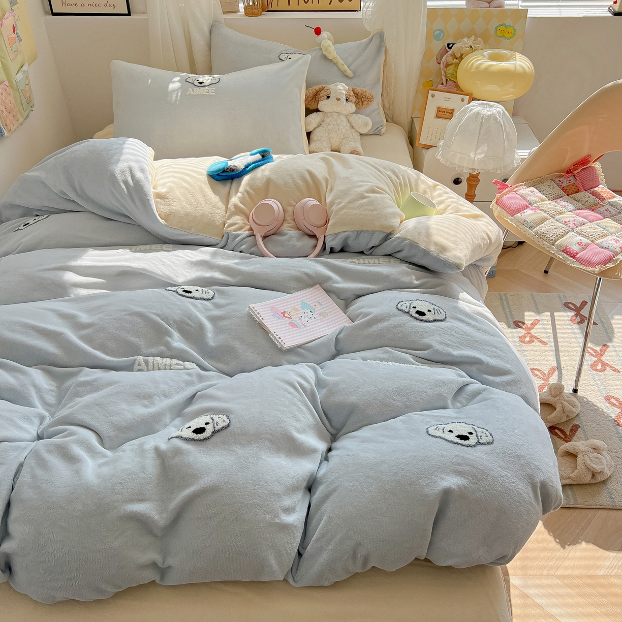 91家纺网 家纺一手货源 找家纺 韩都家居 2025新款牛奶绒毛巾绣四件套-系列一 欢乐狗