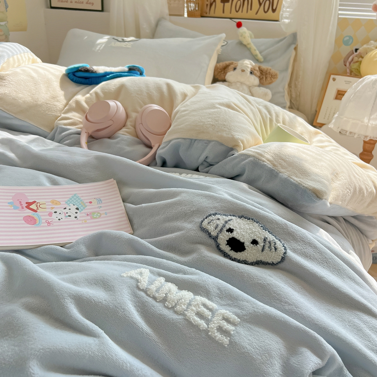 91家纺网 家纺一手货源 找家纺 韩都家居 2025新款牛奶绒毛巾绣四件套-系列一 欢乐狗