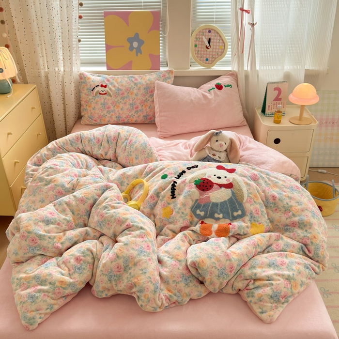 91家纺网 家纺一手货源 找家纺 （总）贝扬思家纺 2025新款高克重牛奶绒可爱系卡通毛巾绣四件套系列-小红书推荐