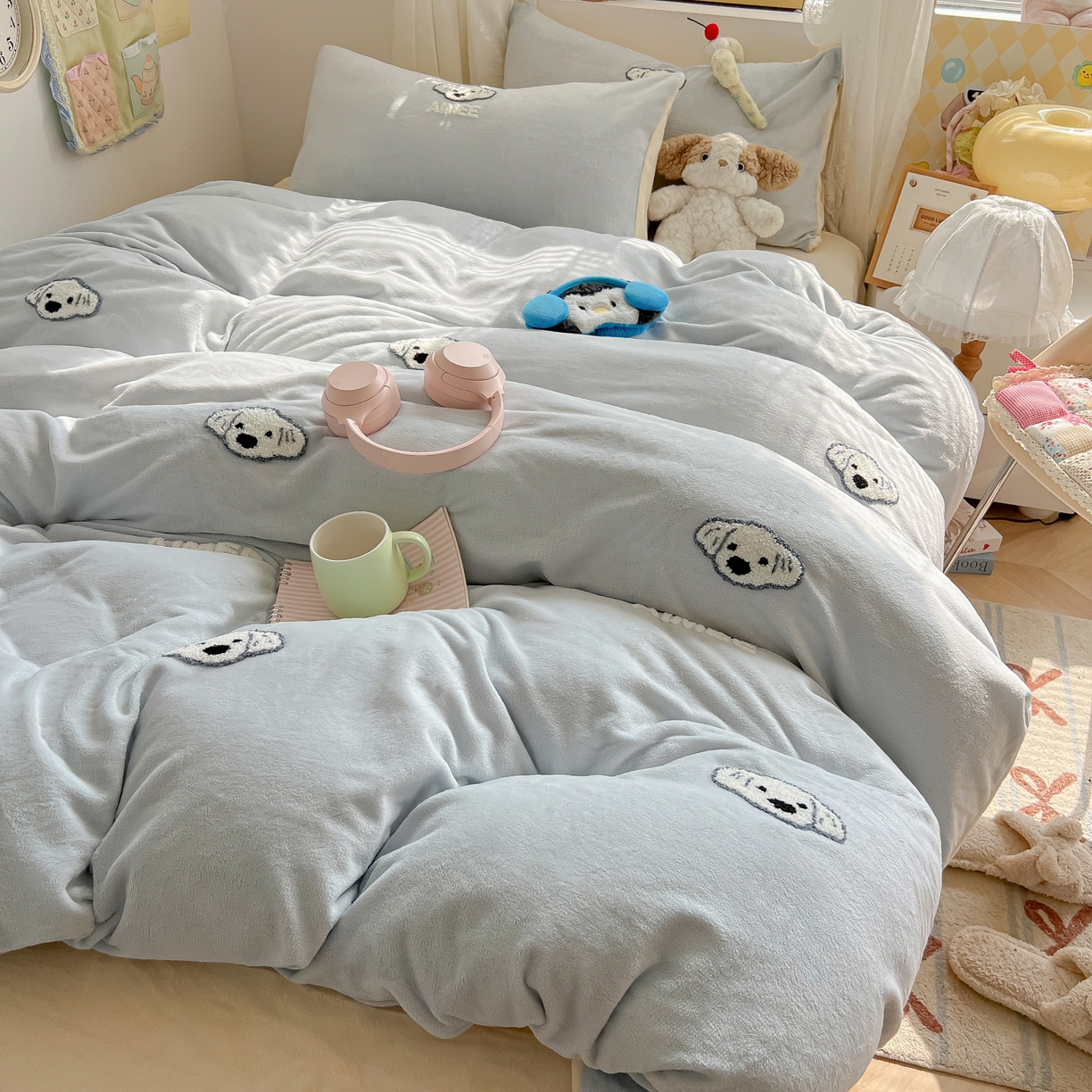 91家纺网 家纺一手货源 找家纺 韩都家居 2025新款牛奶绒毛巾绣四件套-系列一 欢乐狗