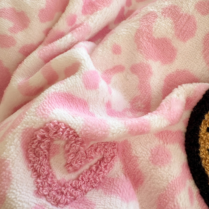 91家纺网 家纺一手货源 找家纺 （总）贝扬思家纺 2025新款高克重牛奶绒可爱系卡通毛巾绣四件套系列-小红书推荐
