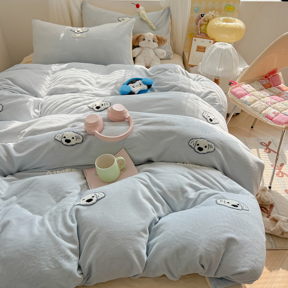 91家纺网 家纺一手货源 找家纺 韩都家居 2025新款牛奶绒毛巾绣四件套-系列一 欢乐狗