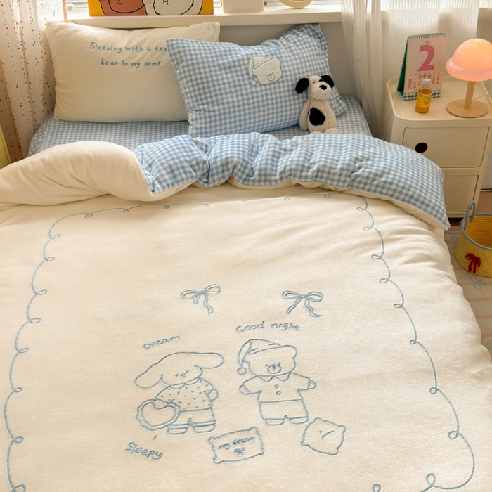 91家纺网 家纺一手货源 找家纺 贝扬思家纺 2025新款高克重牛奶绒可爱系卡通毛巾绣四件套系列-小红书推荐 奶冻小熊