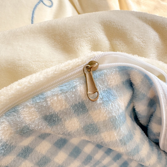 91家纺网 家纺一手货源 找家纺 贝扬思家纺 2025新款高克重牛奶绒可爱系卡通毛巾绣四件套系列-小红书推荐 奶冻小熊