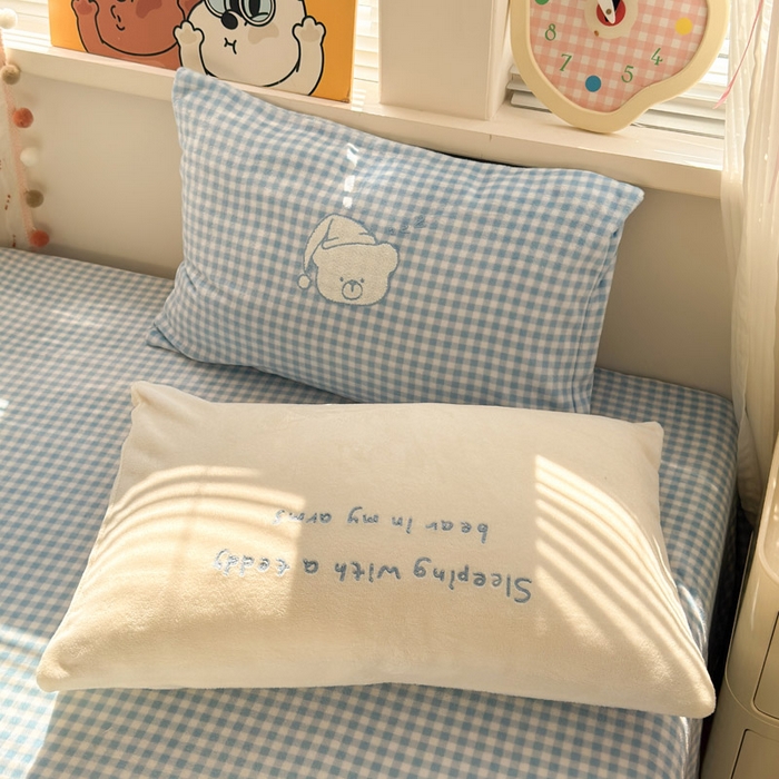 91家纺网 家纺一手货源 找家纺 贝扬思家纺 2025新款高克重牛奶绒可爱系卡通毛巾绣四件套系列-小红书推荐 奶冻小熊