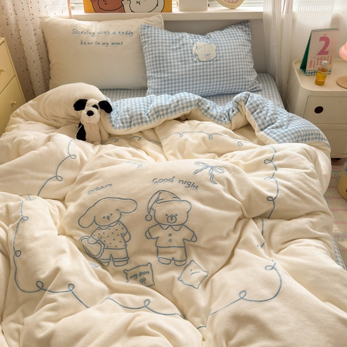 91家纺网 家纺一手货源 找家纺 贝扬思家纺 2025新款高克重牛奶绒可爱系卡通毛巾绣四件套系列-小红书推荐 奶冻小熊