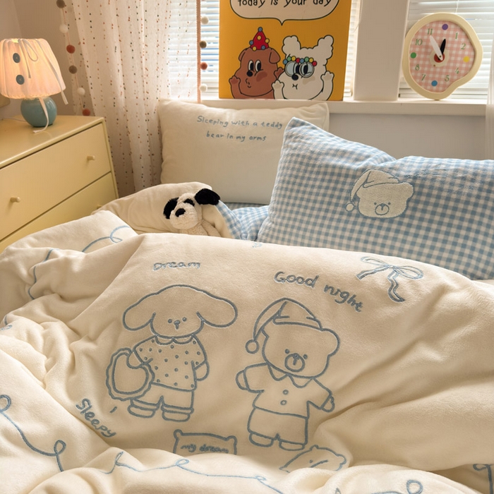 91家纺网 家纺一手货源 找家纺 贝扬思家纺 2025新款高克重牛奶绒可爱系卡通毛巾绣四件套系列-小红书推荐 奶冻小熊