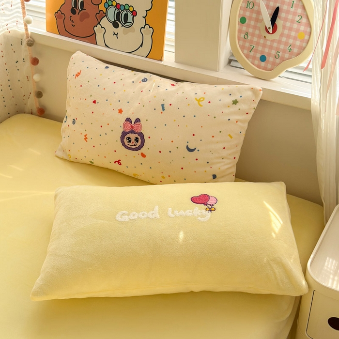 91家纺网 家纺一手货源 找家纺 贝扬思家纺 2025新款高克重牛奶绒可爱系卡通毛巾绣四件套系列-小红书推荐 拉布多多