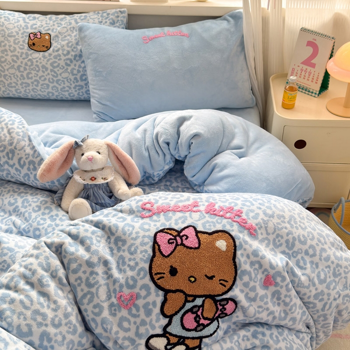 91家纺网 家纺一手货源 找家纺 贝扬思家纺 2025新款高克重牛奶绒可爱系卡通毛巾绣四件套系列-小红书推荐 蓝豹黑皮