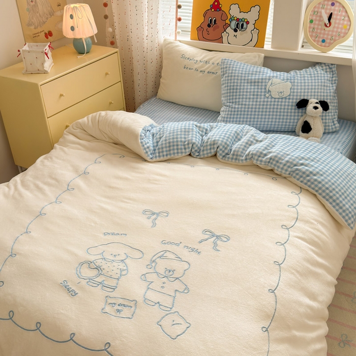 91家纺网 家纺一手货源 找家纺 贝扬思家纺 2025新款高克重牛奶绒可爱系卡通毛巾绣四件套系列-小红书推荐 奶冻小熊