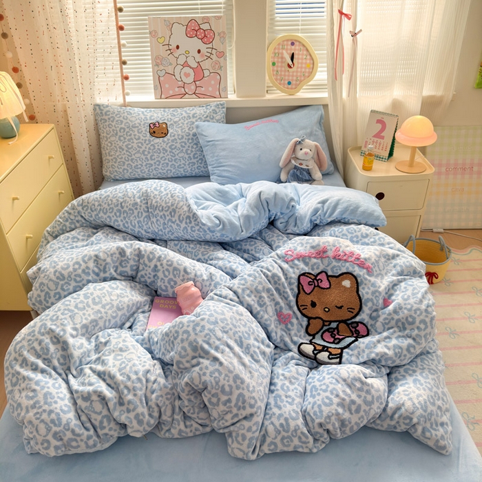 贝扬思家纺 2025新款高克重牛奶绒可爱系卡通毛巾绣四件套系列-小红书推荐 蓝豹黑皮