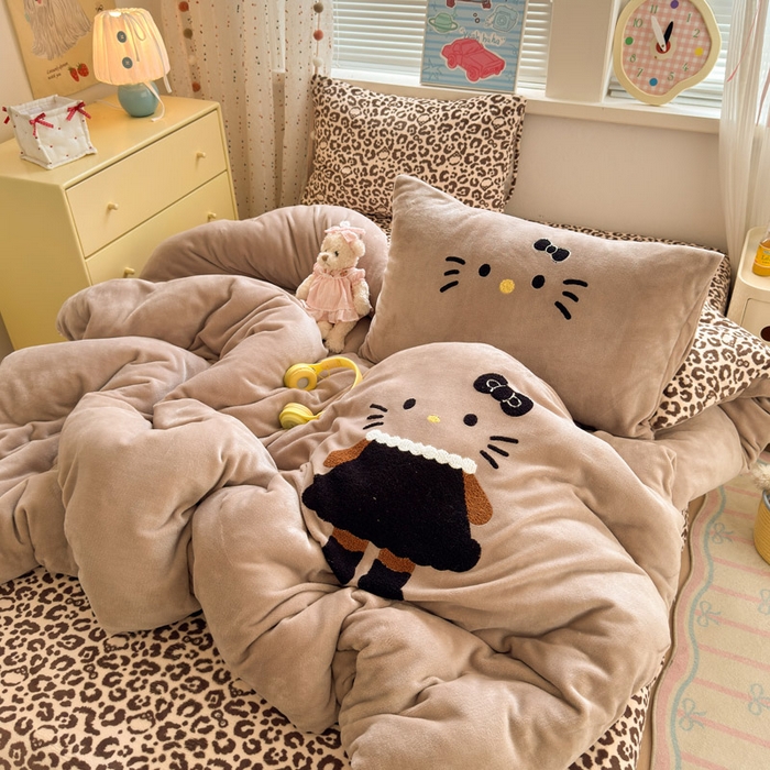 91家纺网 家纺一手货源 找家纺 贝扬思家纺 2025新款高克重牛奶绒可爱系卡通毛巾绣四件套系列-小红书推荐 黑裙裙KT