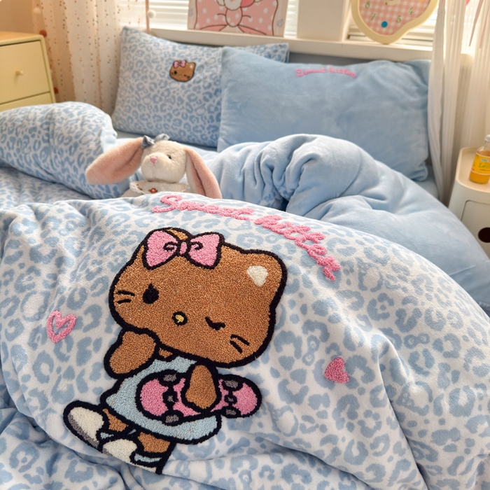 91家纺网 家纺一手货源 找家纺 贝扬思家纺 2025新款高克重牛奶绒可爱系卡通毛巾绣四件套系列-小红书推荐 蓝豹黑皮