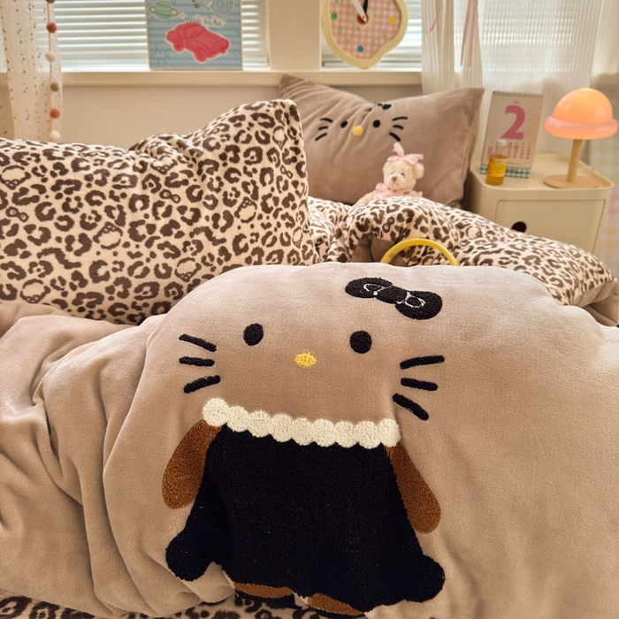 91家纺网 家纺一手货源 找家纺 贝扬思家纺 2025新款高克重牛奶绒可爱系卡通毛巾绣四件套系列-小红书推荐 黑裙裙KT