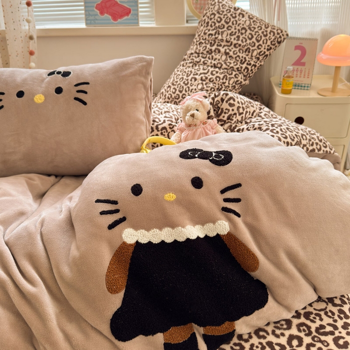 91家纺网 家纺一手货源 找家纺 贝扬思家纺 2025新款高克重牛奶绒可爱系卡通毛巾绣四件套系列-小红书推荐 黑裙裙KT