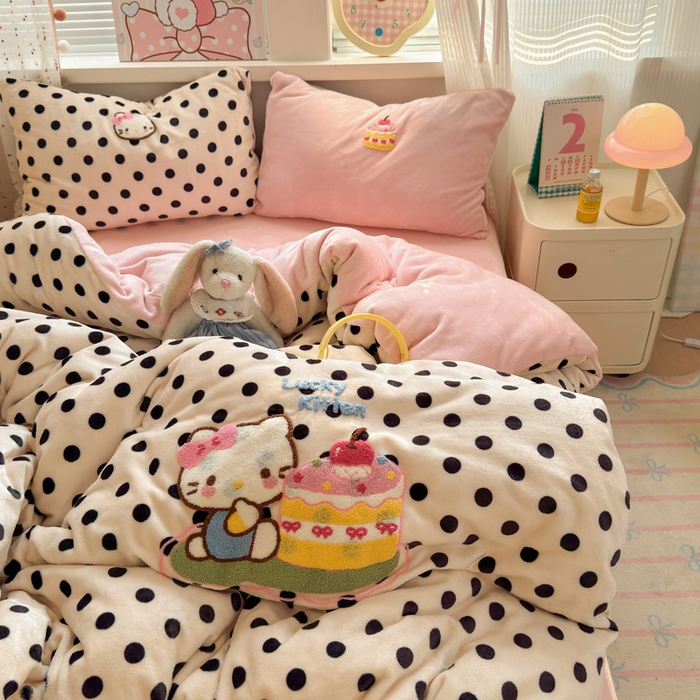 91家纺网 家纺一手货源 找家纺 贝扬思家纺 2025新款高克重牛奶绒可爱系卡通毛巾绣四件套系列-小红书推荐 乳酪小猫