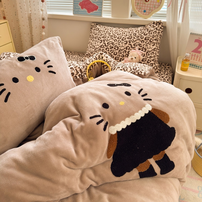 91家纺网 家纺一手货源 找家纺 贝扬思家纺 2025新款高克重牛奶绒可爱系卡通毛巾绣四件套系列-小红书推荐 黑裙裙KT