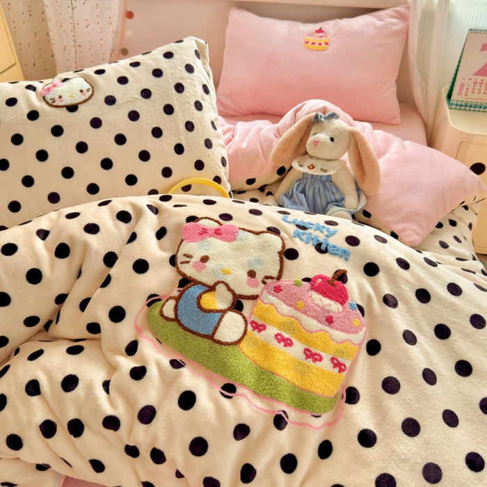 91家纺网 家纺一手货源 找家纺 贝扬思家纺 2025新款高克重牛奶绒可爱系卡通毛巾绣四件套系列-小红书推荐 乳酪小猫