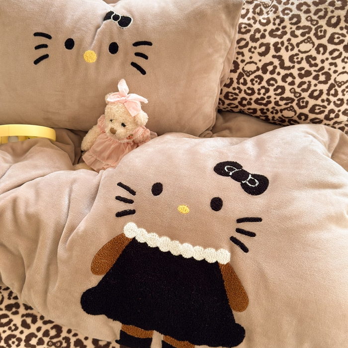 91家纺网 家纺一手货源 找家纺 贝扬思家纺 2025新款高克重牛奶绒可爱系卡通毛巾绣四件套系列-小红书推荐 黑裙裙KT