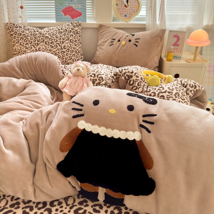 91家纺网 家纺一手货源 找家纺 贝扬思家纺 2025新款高克重牛奶绒可爱系卡通毛巾绣四件套系列-小红书推荐 黑裙裙KT