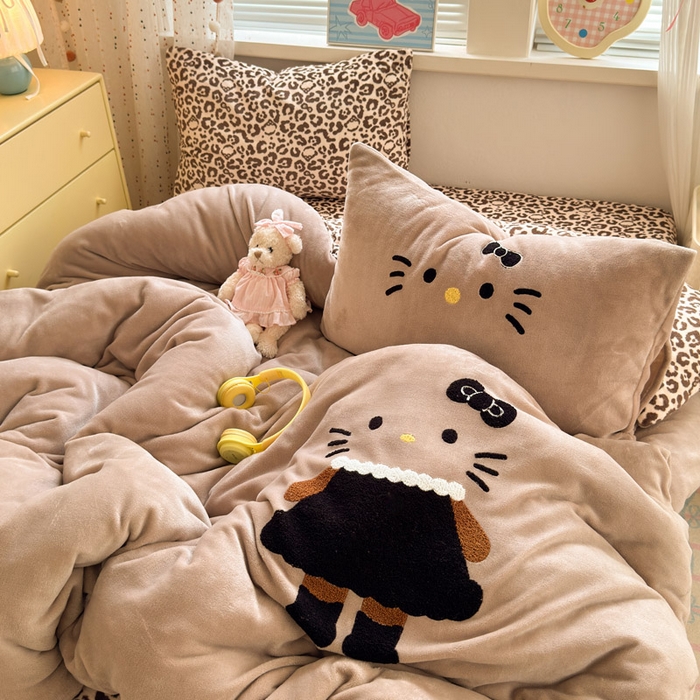 91家纺网 家纺一手货源 找家纺 贝扬思家纺 2025新款高克重牛奶绒可爱系卡通毛巾绣四件套系列-小红书推荐 黑裙裙KT