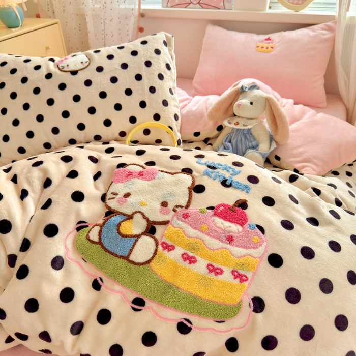 91家纺网 家纺一手货源 找家纺 贝扬思家纺 2025新款高克重牛奶绒可爱系卡通毛巾绣四件套系列-小红书推荐 乳酪小猫