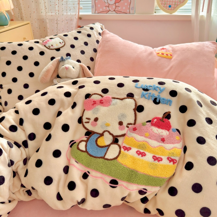 91家纺网 家纺一手货源 找家纺 贝扬思家纺 2025新款高克重牛奶绒可爱系卡通毛巾绣四件套系列-小红书推荐 乳酪小猫