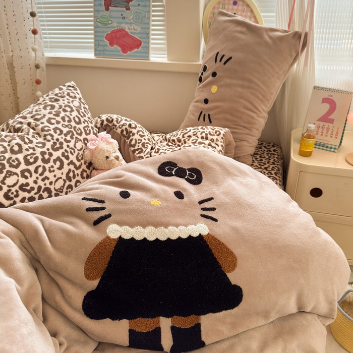 91家纺网 家纺一手货源 找家纺 贝扬思家纺 2025新款高克重牛奶绒可爱系卡通毛巾绣四件套系列-小红书推荐 黑裙裙KT