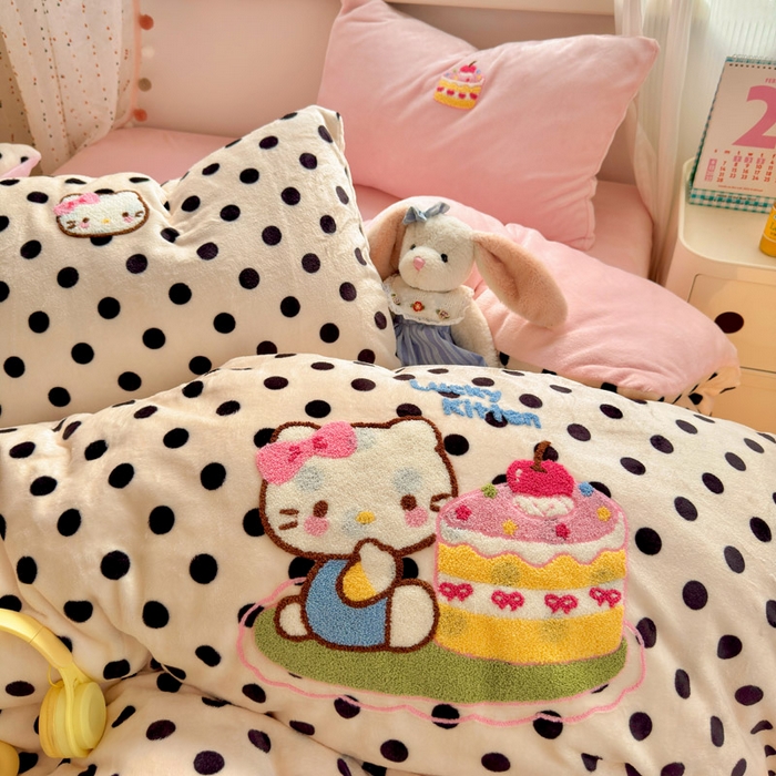 91家纺网 家纺一手货源 找家纺 贝扬思家纺 2025新款高克重牛奶绒可爱系卡通毛巾绣四件套系列-小红书推荐 乳酪小猫