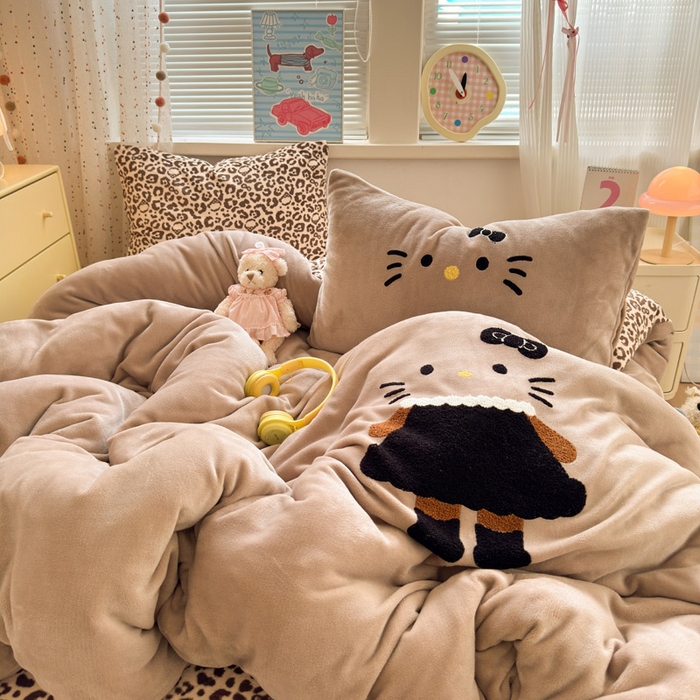 91家纺网 家纺一手货源 找家纺 贝扬思家纺 2025新款高克重牛奶绒可爱系卡通毛巾绣四件套系列-小红书推荐 黑裙裙KT