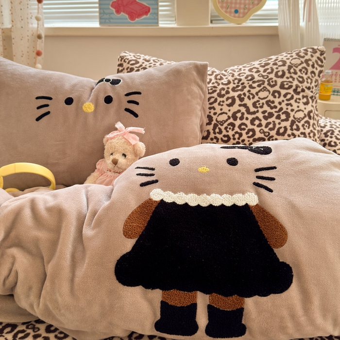 91家纺网 家纺一手货源 找家纺 贝扬思家纺 2025新款高克重牛奶绒可爱系卡通毛巾绣四件套系列-小红书推荐 黑裙裙KT