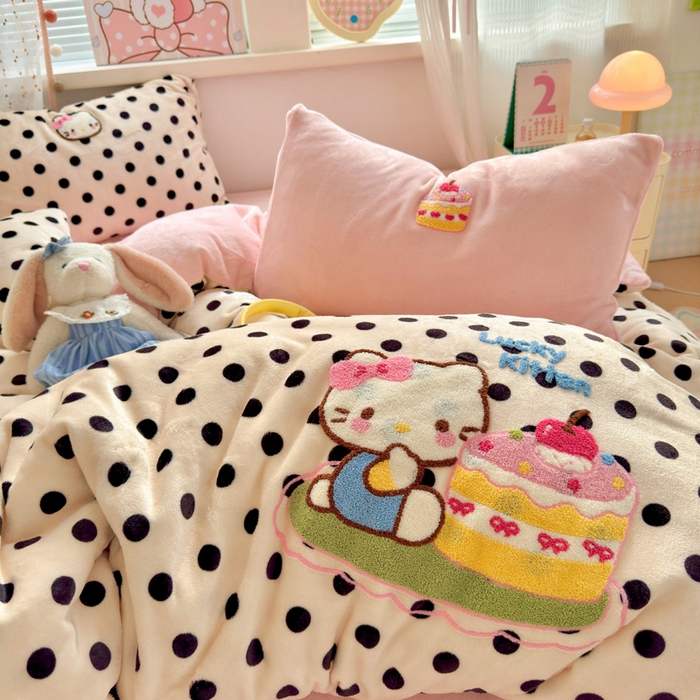 91家纺网 家纺一手货源 找家纺 贝扬思家纺 2025新款高克重牛奶绒可爱系卡通毛巾绣四件套系列-小红书推荐 乳酪小猫