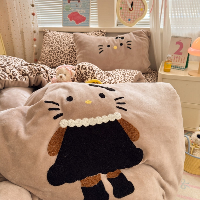 91家纺网 家纺一手货源 找家纺 贝扬思家纺 2025新款高克重牛奶绒可爱系卡通毛巾绣四件套系列-小红书推荐 黑裙裙KT