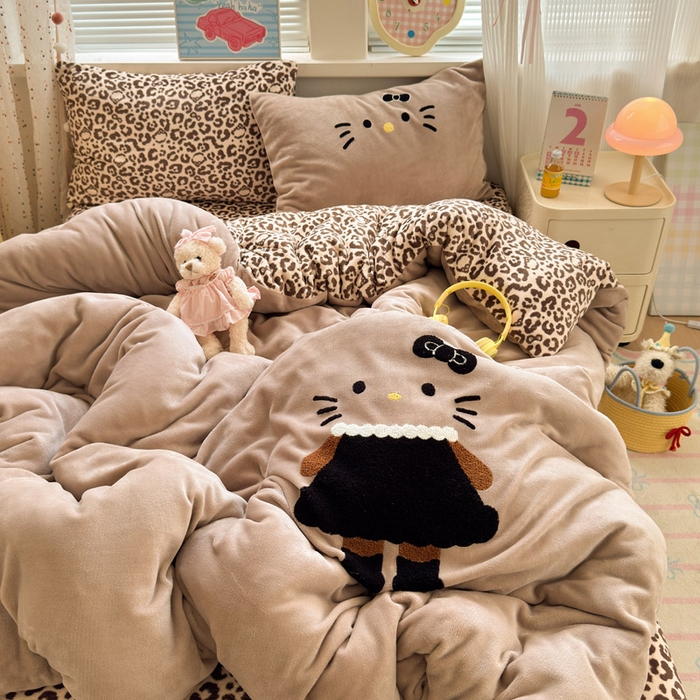 91家纺网 家纺一手货源 找家纺 贝扬思家纺 2025新款高克重牛奶绒可爱系卡通毛巾绣四件套系列-小红书推荐 黑裙裙KT