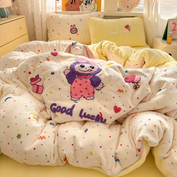 91家纺网 家纺一手货源 找家纺 贝扬思家纺 2025新款高克重牛奶绒可爱系卡通毛巾绣四件套系列-小红书推荐 拉布多多