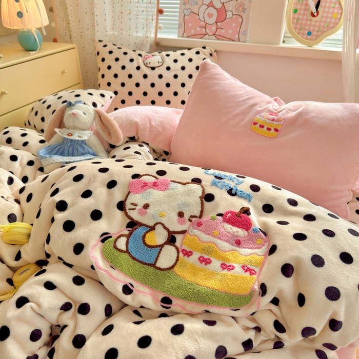 91家纺网 家纺一手货源 找家纺 贝扬思家纺 2025新款高克重牛奶绒可爱系卡通毛巾绣四件套系列-小红书推荐 乳酪小猫