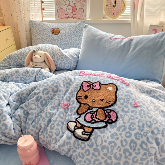 91家纺网 家纺一手货源 找家纺 贝扬思家纺 2025新款高克重牛奶绒可爱系卡通毛巾绣四件套系列-小红书推荐 蓝豹黑皮