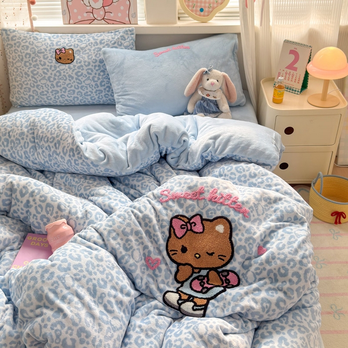 91家纺网 家纺一手货源 找家纺 贝扬思家纺 2025新款高克重牛奶绒可爱系卡通毛巾绣四件套系列-小红书推荐 蓝豹黑皮