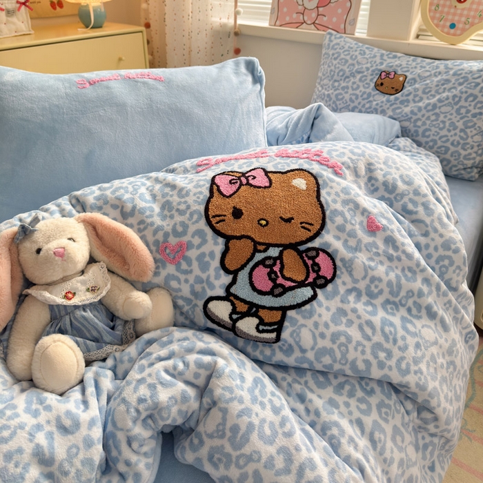 91家纺网 家纺一手货源 找家纺 贝扬思家纺 2025新款高克重牛奶绒可爱系卡通毛巾绣四件套系列-小红书推荐 蓝豹黑皮