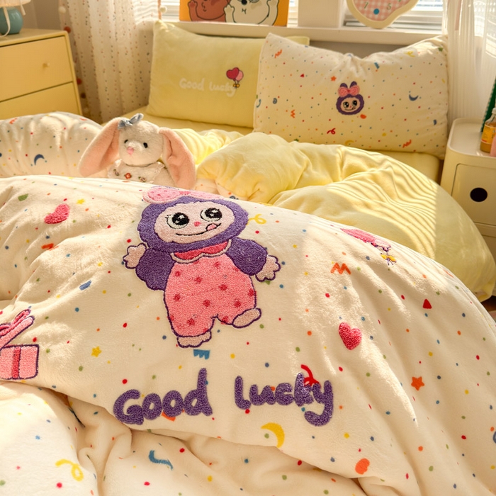 91家纺网 家纺一手货源 找家纺 贝扬思家纺 2025新款高克重牛奶绒可爱系卡通毛巾绣四件套系列-小红书推荐 拉布多多