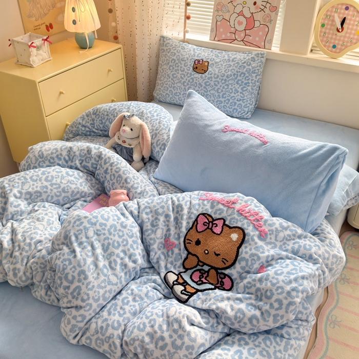 91家纺网 家纺一手货源 找家纺 贝扬思家纺 2025新款高克重牛奶绒可爱系卡通毛巾绣四件套系列-小红书推荐 蓝豹黑皮